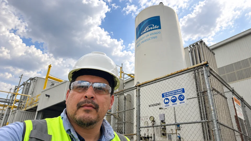 Andrés Espinoza en una instalación industrial