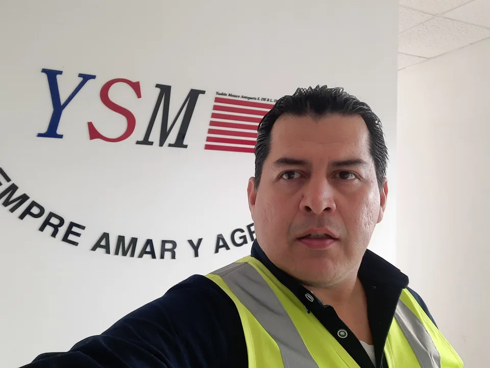 Andrés Espinoza durante una visita profesional
